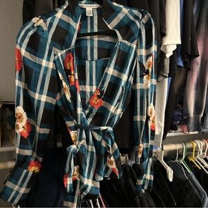 Diane von furstenberg silk wrap top 6/medium